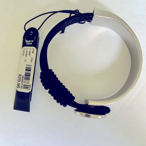 Bracelet, NWT, silver tone w/ elastic - Picture 2 of 6
